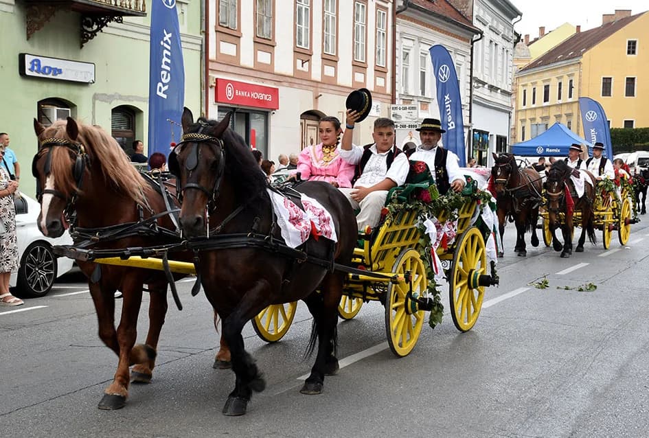 Festivalska povorka uljepšala ulice grada Požege i osvojila srca brojne publike