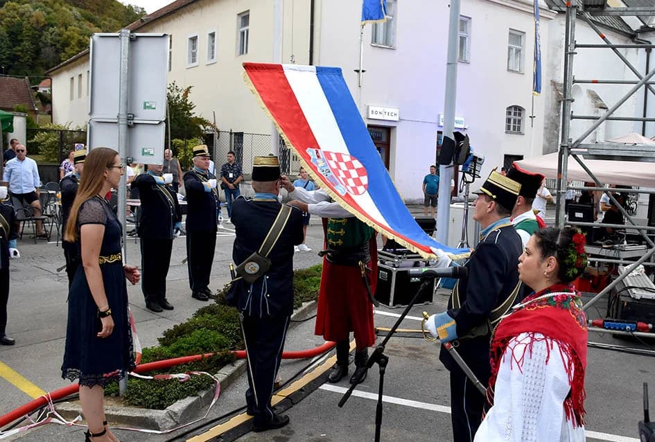 Festivalska povorka uljepšala ulice grada Požege i osvojila srca brojne publike