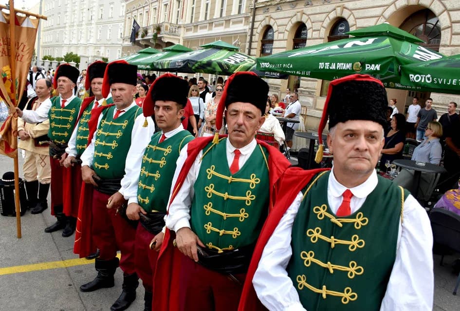 Festivalska povorka uljepšala ulice grada Požege i osvojila srca brojne publike