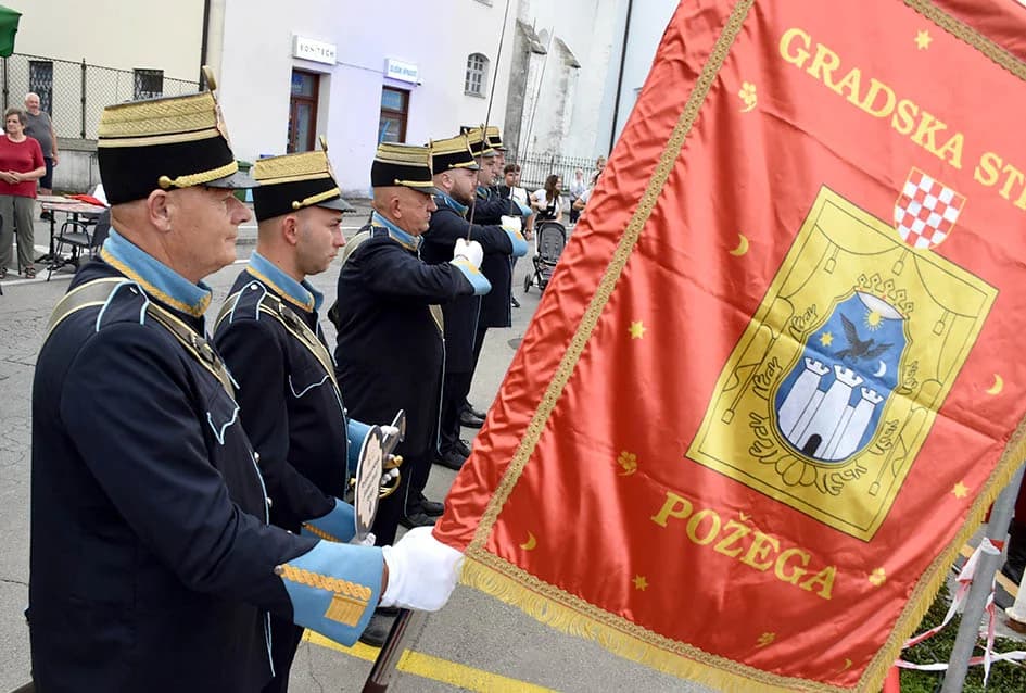 Festivalska povorka uljepšala ulice grada Požege i osvojila srca brojne publike