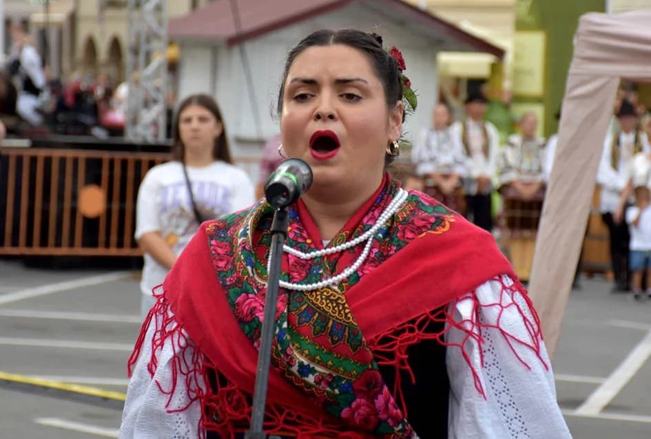 Festivalska povorka uljepšala ulice grada Požege i osvojila srca brojne publike