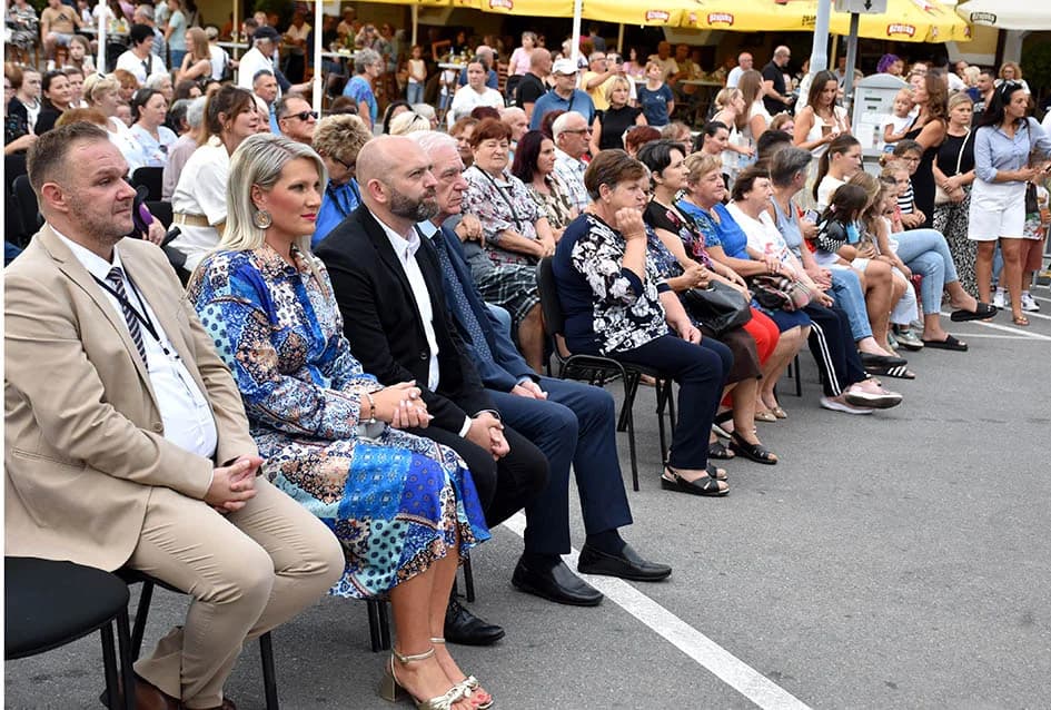 Festivalska povorka uljepšala ulice grada Požege i osvojila srca brojne publike