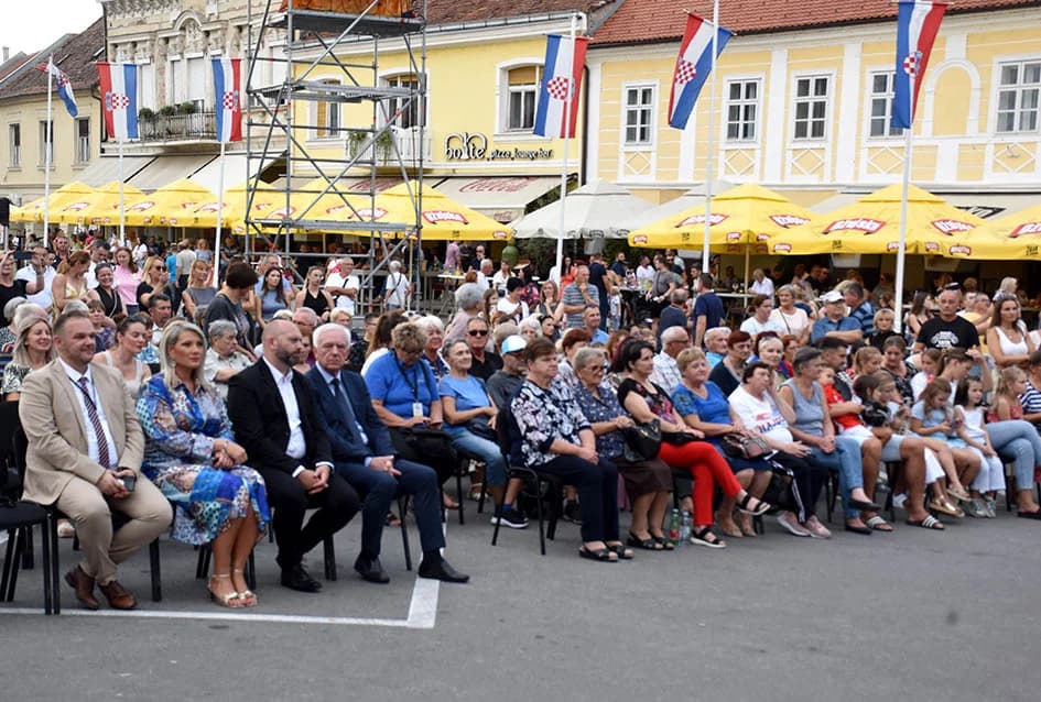 Festivalska povorka uljepšala ulice grada Požege i osvojila srca brojne publike