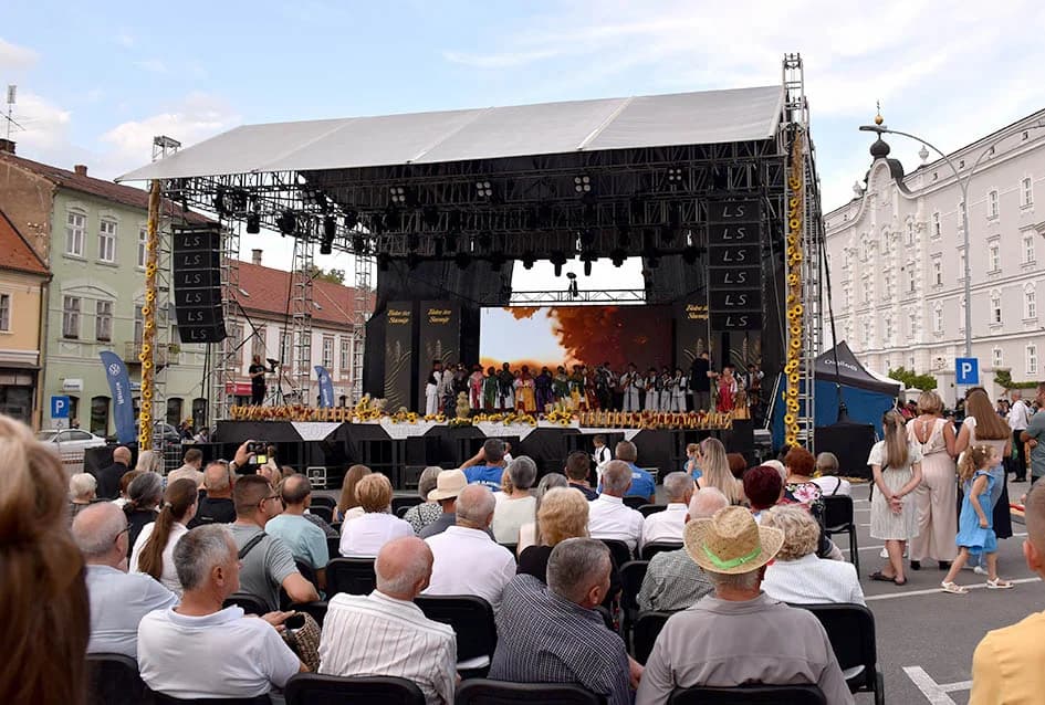 Festivalska povorka uljepšala ulice grada Požege i osvojila srca brojne publike