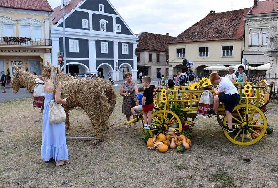 Festivalska povorka uljepšala ulice grada Požege i osvojila srca brojne publike
