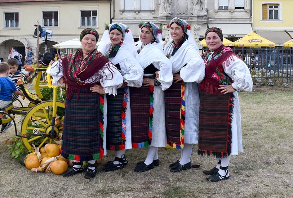 Festivalska povorka uljepšala ulice grada Požege i osvojila srca brojne publike