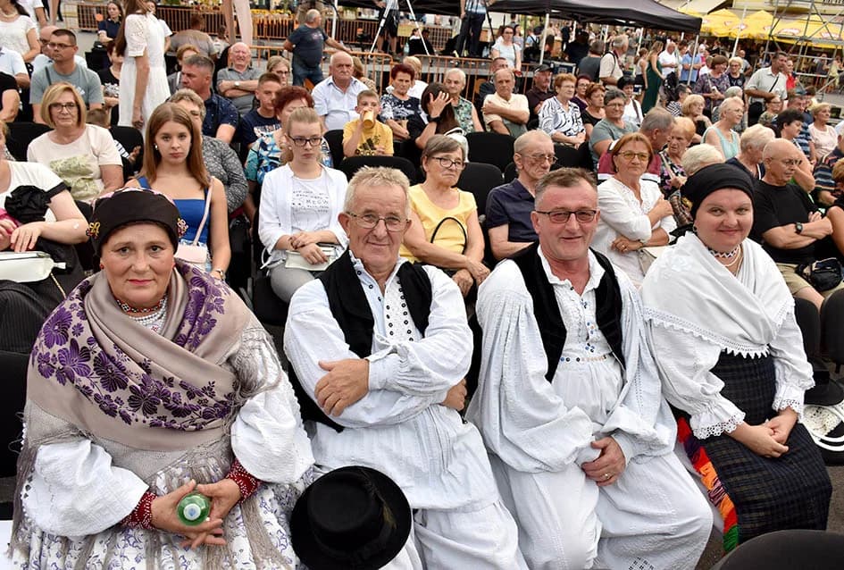 Festivalska povorka uljepšala ulice grada Požege i osvojila srca brojne publike