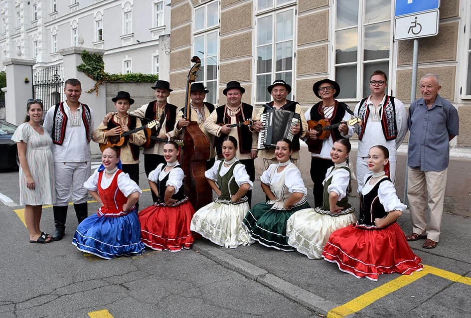 Festivalska povorka uljepšala ulice grada Požege i osvojila srca brojne publike