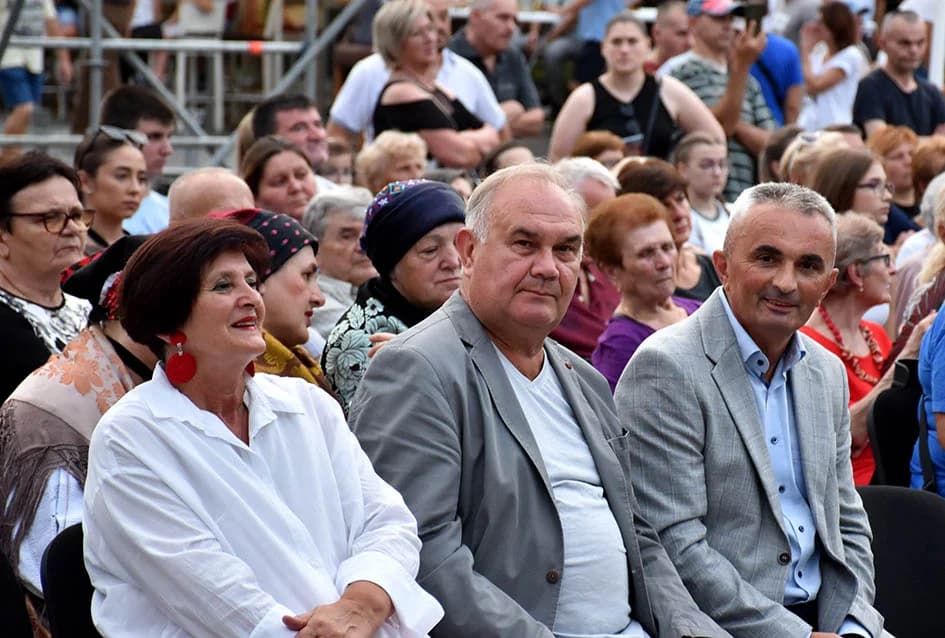 Festivalska povorka uljepšala ulice grada Požege i osvojila srca brojne publike