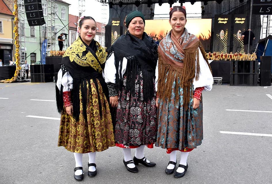 Festivalska povorka uljepšala ulice grada Požege i osvojila srca brojne publike