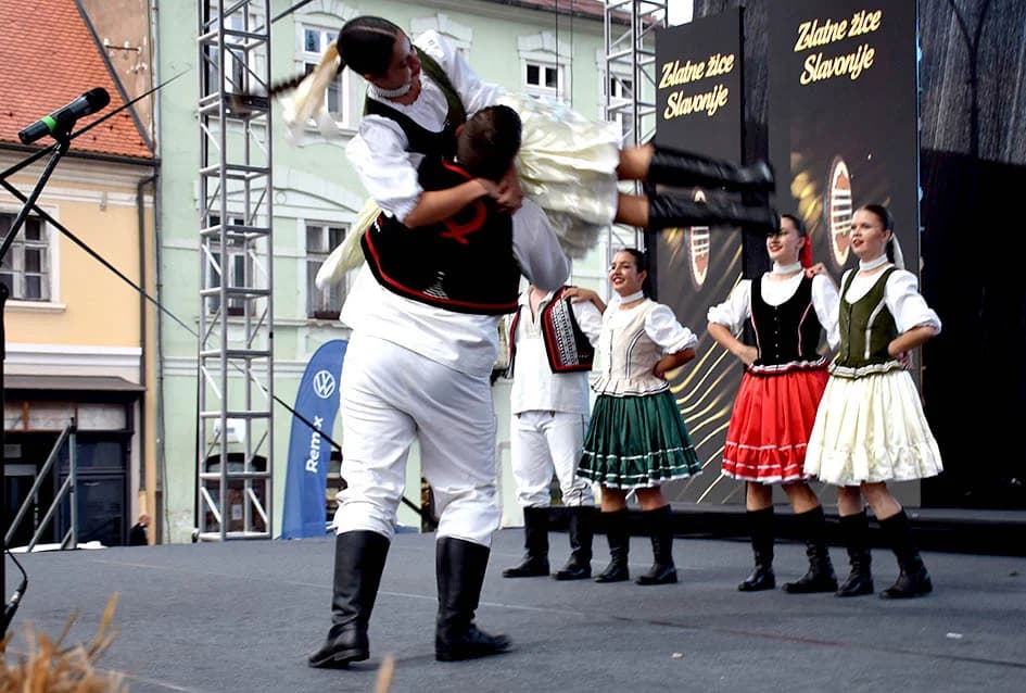 Festivalska povorka uljepšala ulice grada Požege i osvojila srca brojne publike