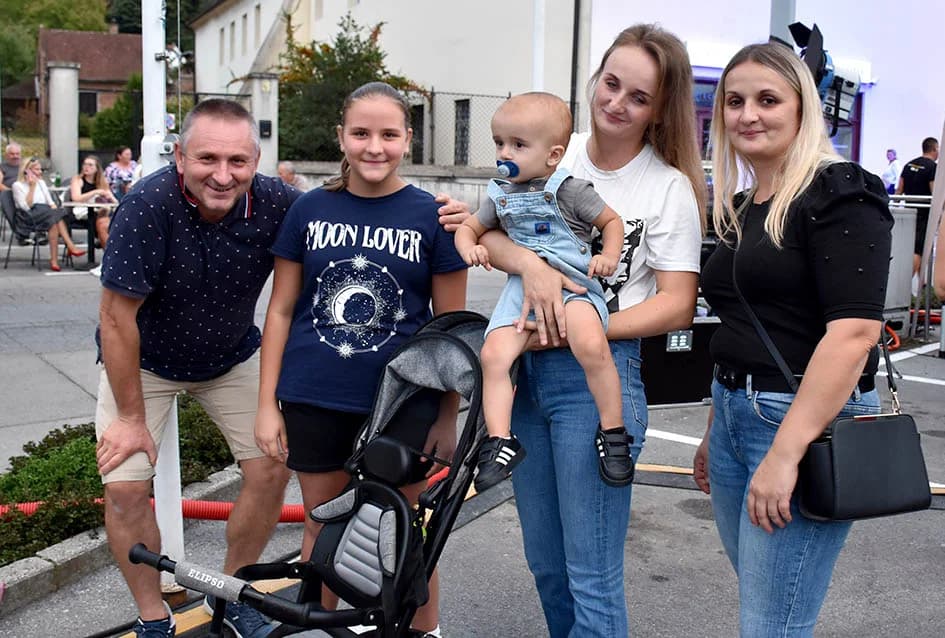 Festivalska povorka uljepšala ulice grada Požege i osvojila srca brojne publike