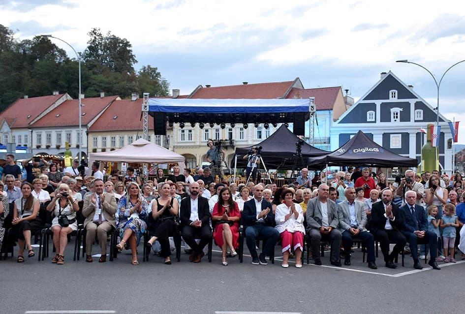 Festivalska povorka uljepšala ulice grada Požege i osvojila srca brojne publike