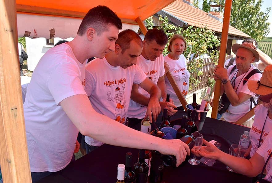[FOTOGALERIJA] Uz jelo i piće kaptolačkim vinogradima prošlo više od četiri stotine sudionika
