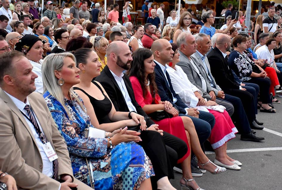 Festivalska povorka uljepšala ulice grada Požege i osvojila srca brojne publike