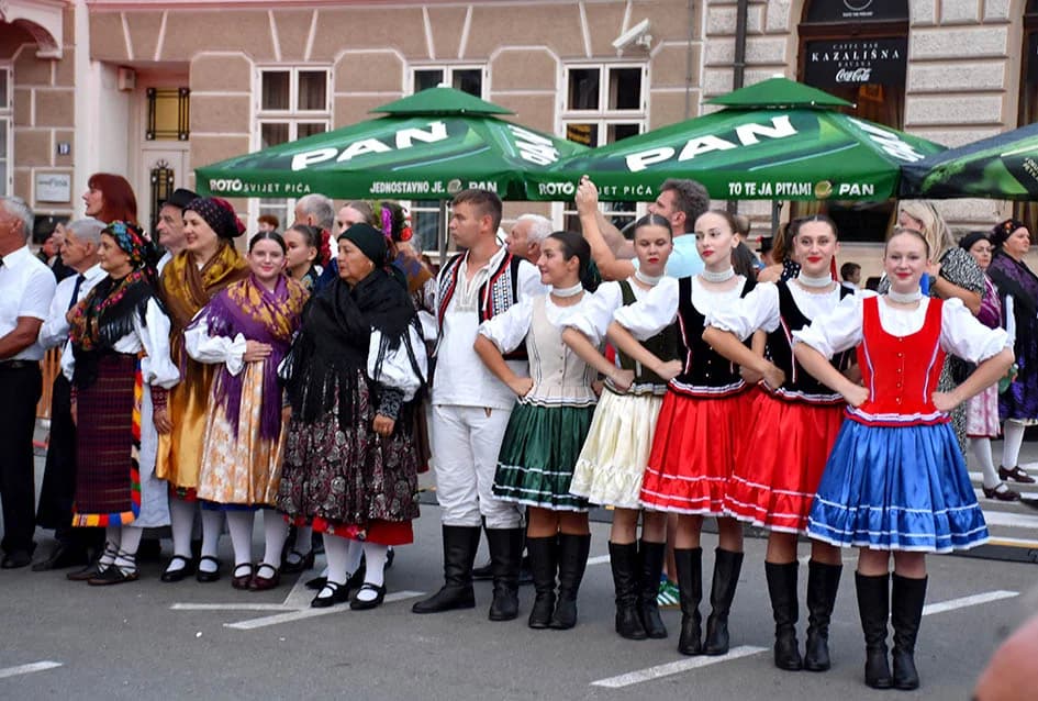 Festivalska povorka uljepšala ulice grada Požege i osvojila srca brojne publike
