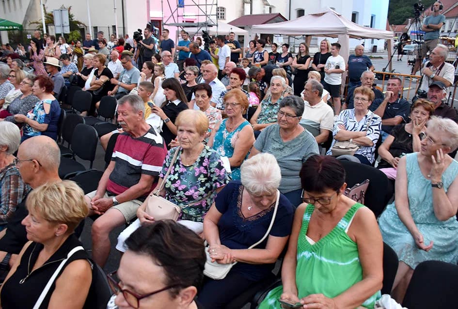 Festivalska povorka uljepšala ulice grada Požege i osvojila srca brojne publike
