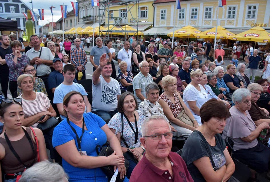Festivalska povorka uljepšala ulice grada Požege i osvojila srca brojne publike