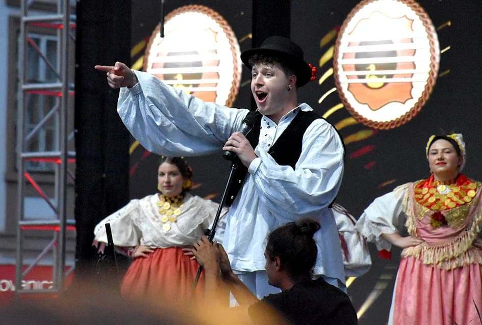Festivalska povorka uljepšala ulice grada Požege i osvojila srca brojne publike