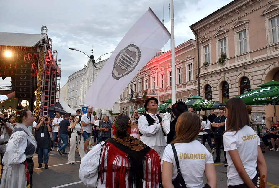 Festivalska povorka uljepšala ulice grada Požege i osvojila srca brojne publike