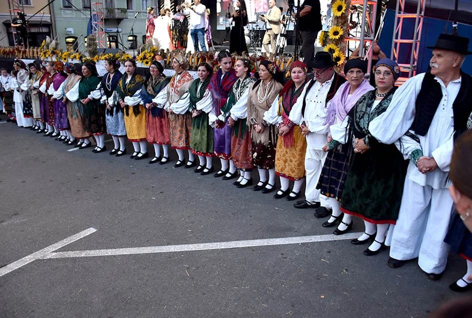 Festivalska povorka uljepšala ulice grada Požege i osvojila srca brojne publike