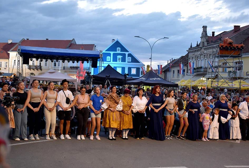 Festivalska povorka uljepšala ulice grada Požege i osvojila srca brojne publike