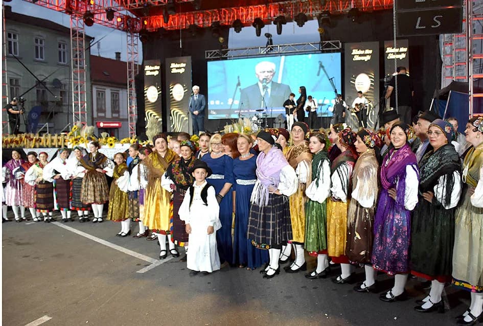 Festivalska povorka uljepšala ulice grada Požege i osvojila srca brojne publike