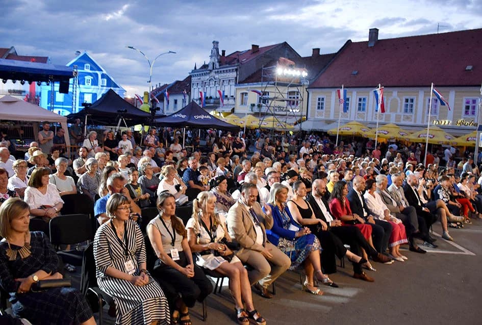Festivalska povorka uljepšala ulice grada Požege i osvojila srca brojne publike