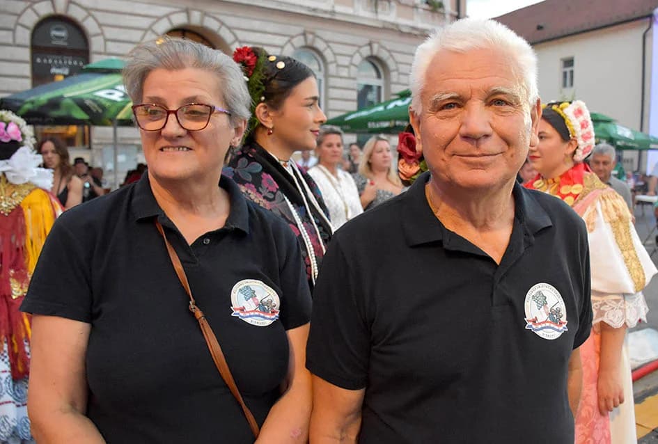 Festivalska povorka uljepšala ulice grada Požege i osvojila srca brojne publike