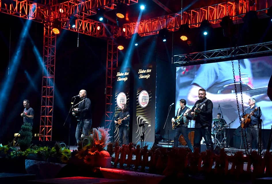 Tamburaši D mol iz županjskog kraja pobjednici polufinalne večeri festivala