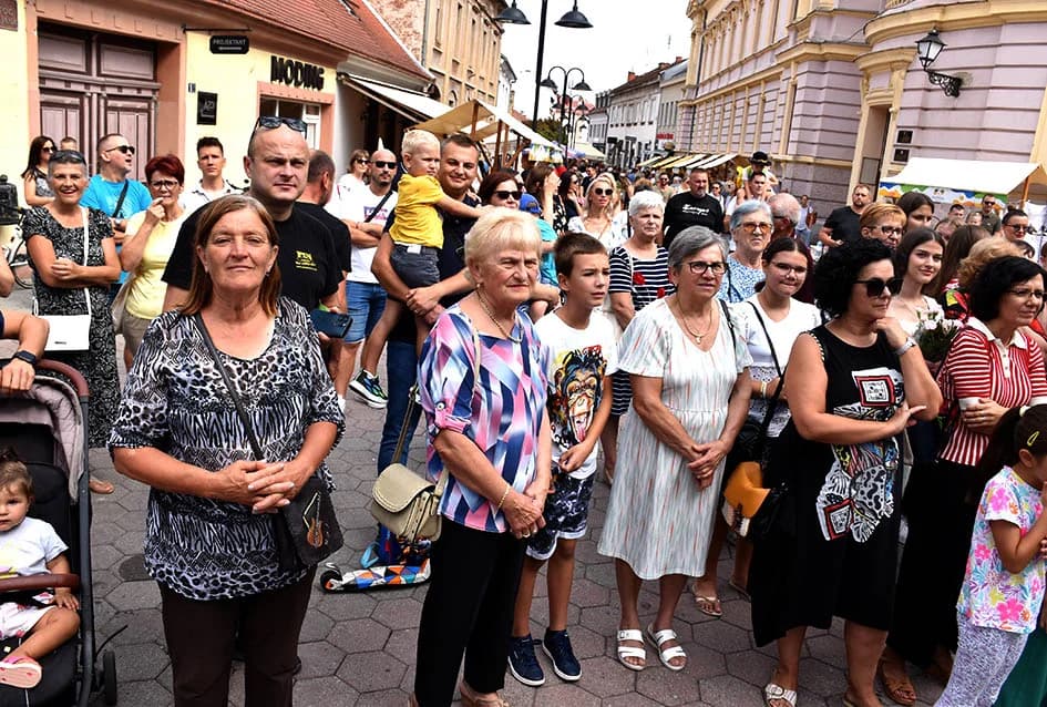 Uz Festivalski sajam i Dječje glazbeno natjecanje Zlatni mikrofon u požeškoj Pešačkoj zoni