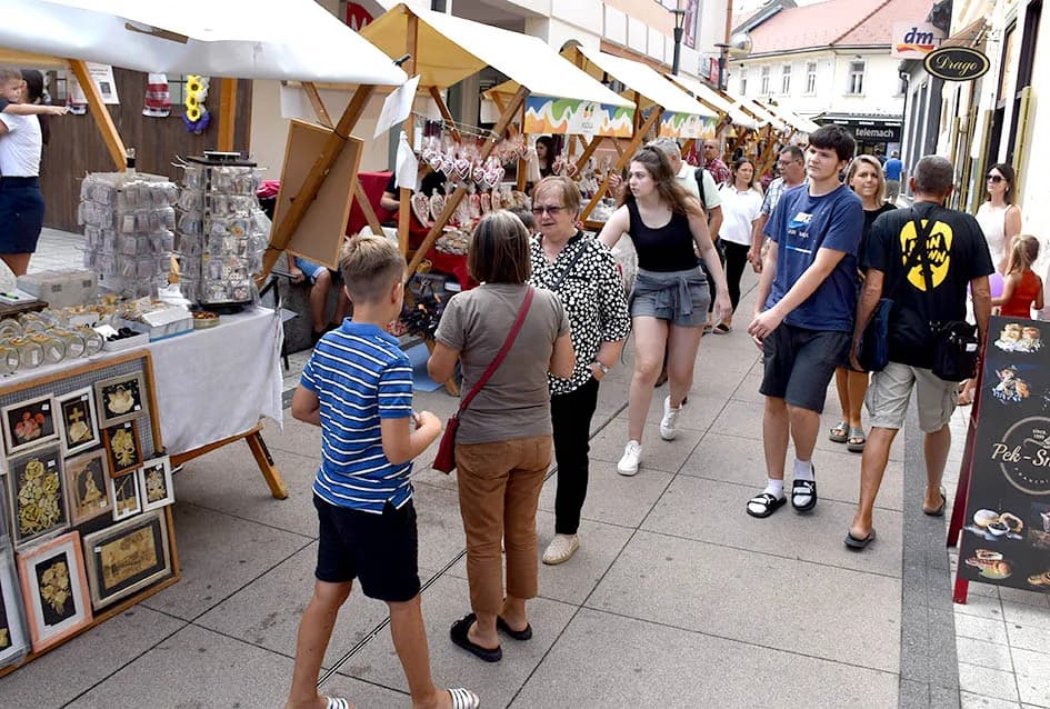 Uz Festivalski sajam i Dječje glazbeno natjecanje Zlatni mikrofon u požeškoj Pešačkoj zoni