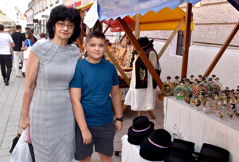 Uz Festivalski sajam i Dječje glazbeno natjecanje Zlatni mikrofon u požeškoj Pešačkoj zoni