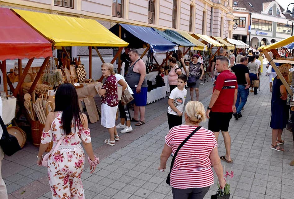 Uz Festivalski sajam i Dječje glazbeno natjecanje Zlatni mikrofon u požeškoj Pešačkoj zoni
