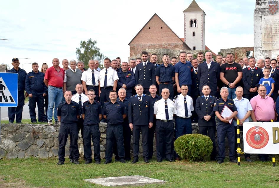 [FOTOGALERIJA] Vatrogasci Kaptola aktivni 130 godina, dobili najviše odličje, a Antun Kotrla i Zdravko Sadilek su odlikovani