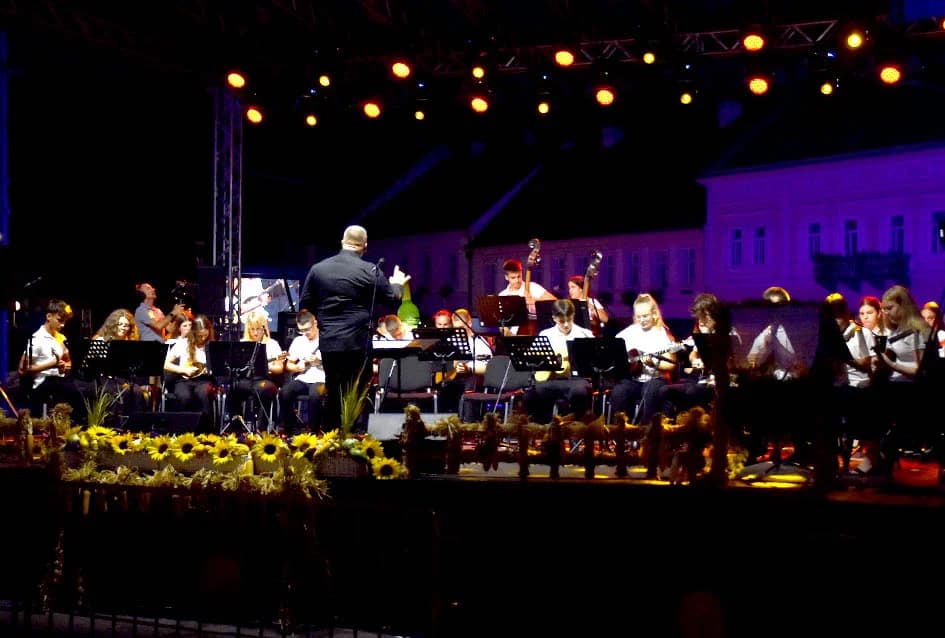 Završne večer festivala Zlatne žice Slavonije 2024.: Predstavljen 22 nove skladbe