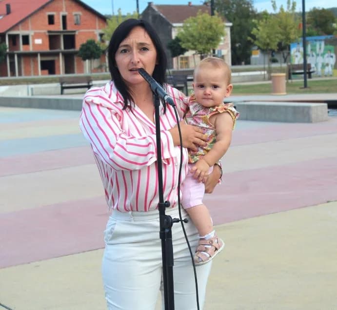 ZADNJI OVOGODIŠNJI „KNJIGNIK“: Na Trgu bećarca održana predstava za djecu u izvedbi Kazališta Virovitica