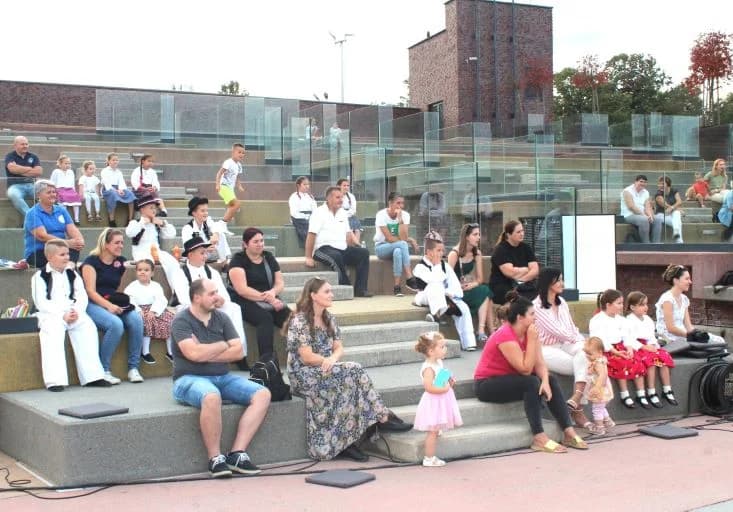 ZADNJI OVOGODIŠNJI „KNJIGNIK“: Na Trgu bećarca održana predstava za djecu u izvedbi Kazališta Virovitica