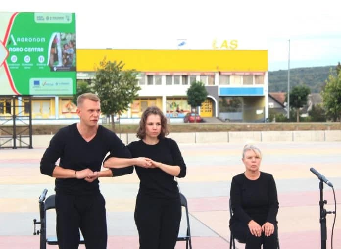 ZADNJI OVOGODIŠNJI „KNJIGNIK“: Na Trgu bećarca održana predstava za djecu u izvedbi Kazališta Virovitica