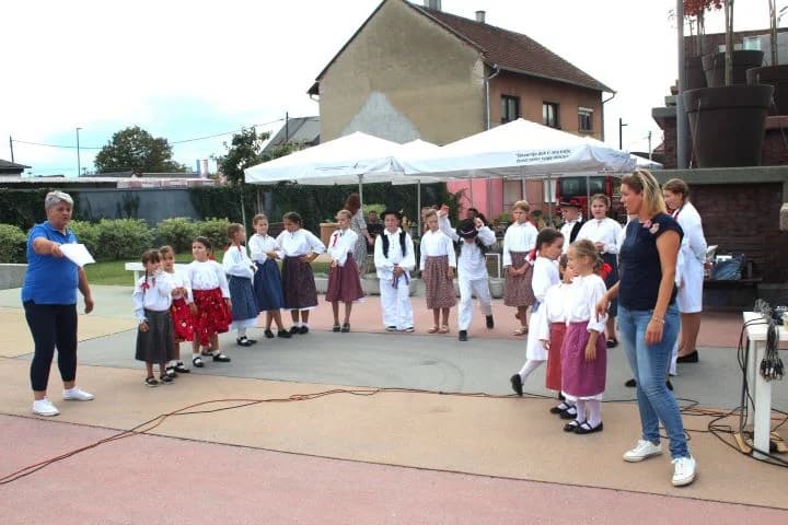 ZADNJI OVOGODIŠNJI „KNJIGNIK“: Na Trgu bećarca održana predstava za djecu u izvedbi Kazališta Virovitica