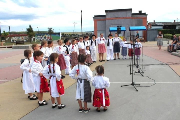 ZADNJI OVOGODIŠNJI „KNJIGNIK“: Na Trgu bećarca održana predstava za djecu u izvedbi Kazališta Virovitica