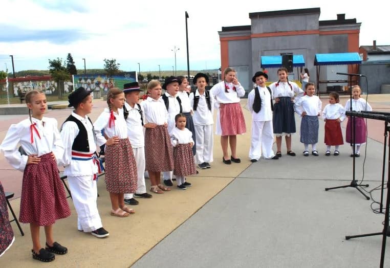 ZADNJI OVOGODIŠNJI „KNJIGNIK“: Na Trgu bećarca održana predstava za djecu u izvedbi Kazališta Virovitica