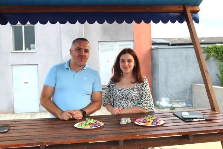 ZADNJI OVOGODIŠNJI „KNJIGNIK“: Na Trgu bećarca održana predstava za djecu u izvedbi Kazališta Virovitica