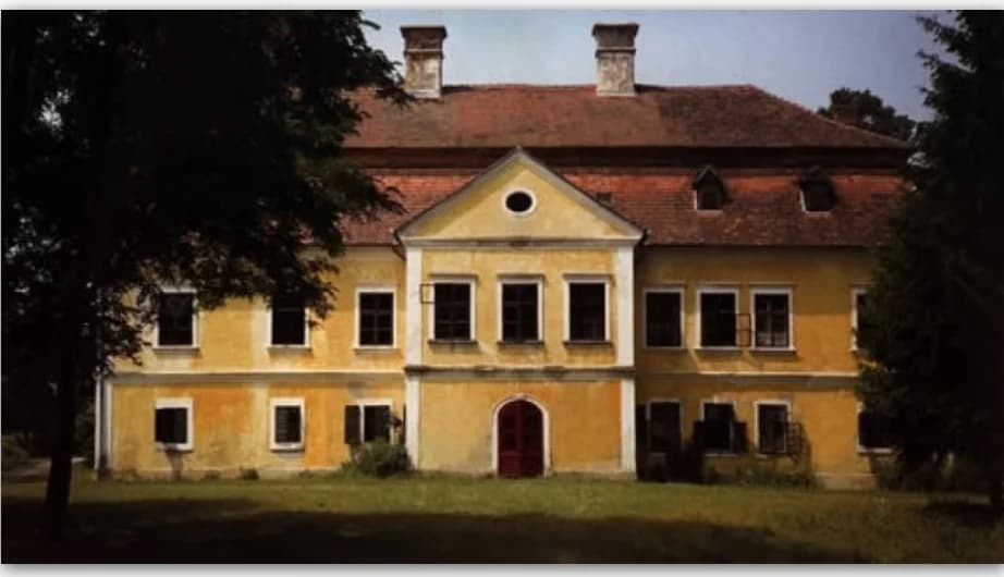 Nepoznati počinitelj na dvorcu u Trenkovu ispisao grafite