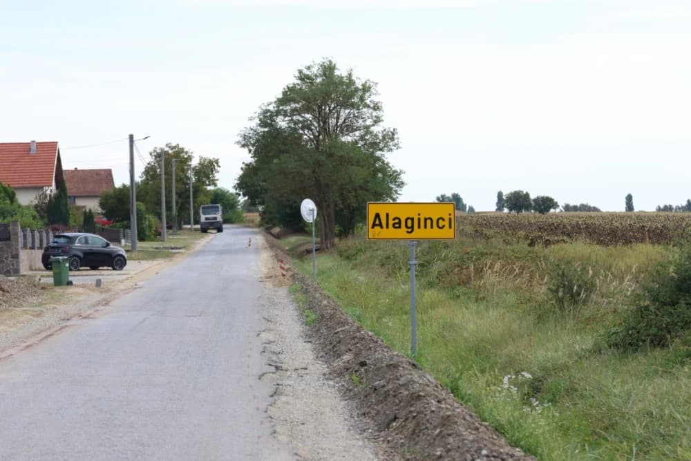 Radni strojevi „okupirali“ prometnicu u Alagincima – proširuje se i novim asfaltom presvlači postojeća cesta, te niveliraju šahtovi
