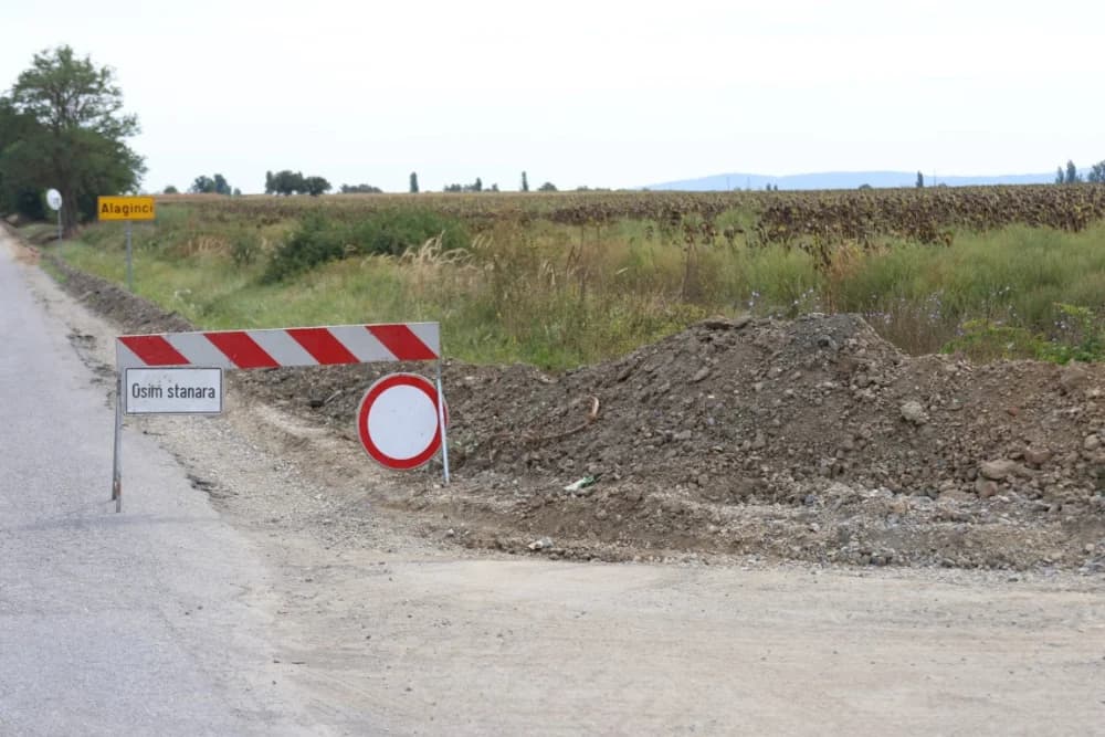 Radni strojevi „okupirali“ prometnicu u Alagincima – proširuje se i novim asfaltom presvlači postojeća cesta, te niveliraju šahtovi