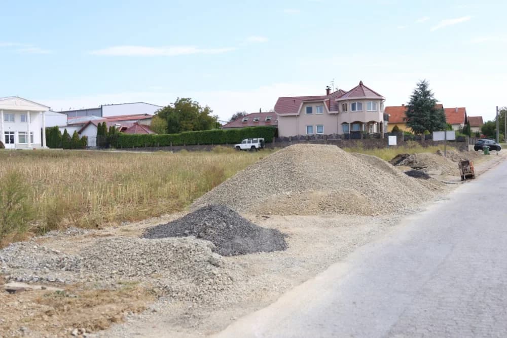 Radni strojevi „okupirali“ prometnicu u Alagincima – proširuje se i novim asfaltom presvlači postojeća cesta, te niveliraju šahtovi