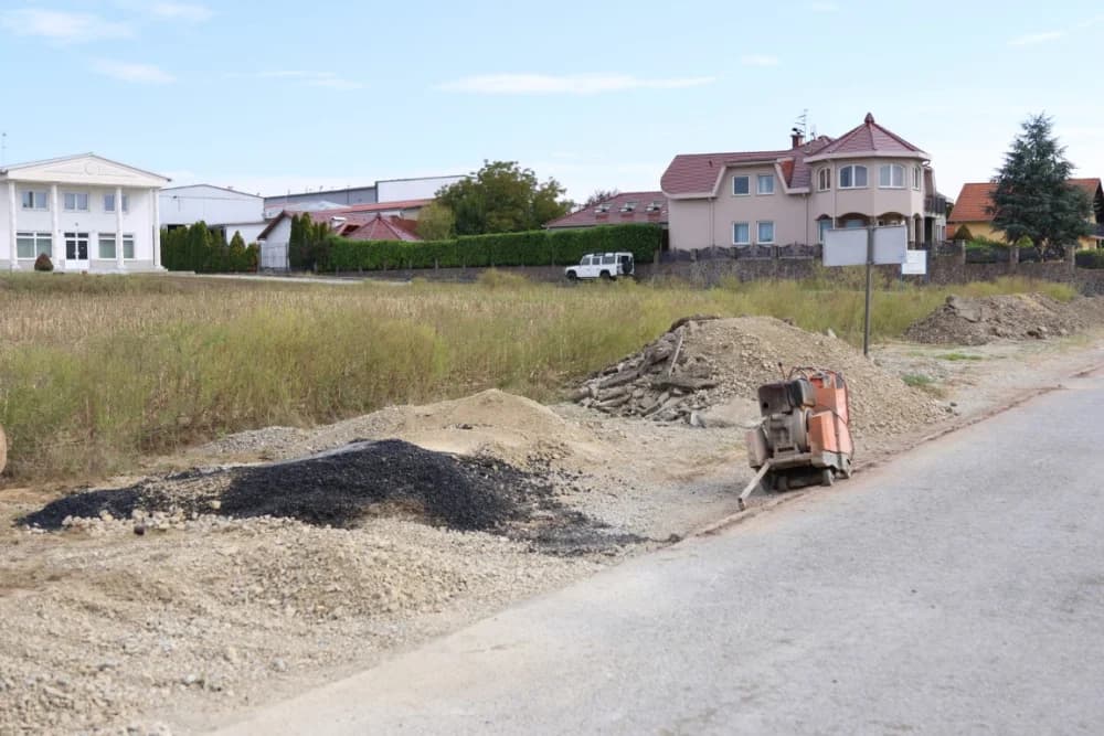 Radni strojevi „okupirali“ prometnicu u Alagincima – proširuje se i novim asfaltom presvlači postojeća cesta, te niveliraju šahtovi