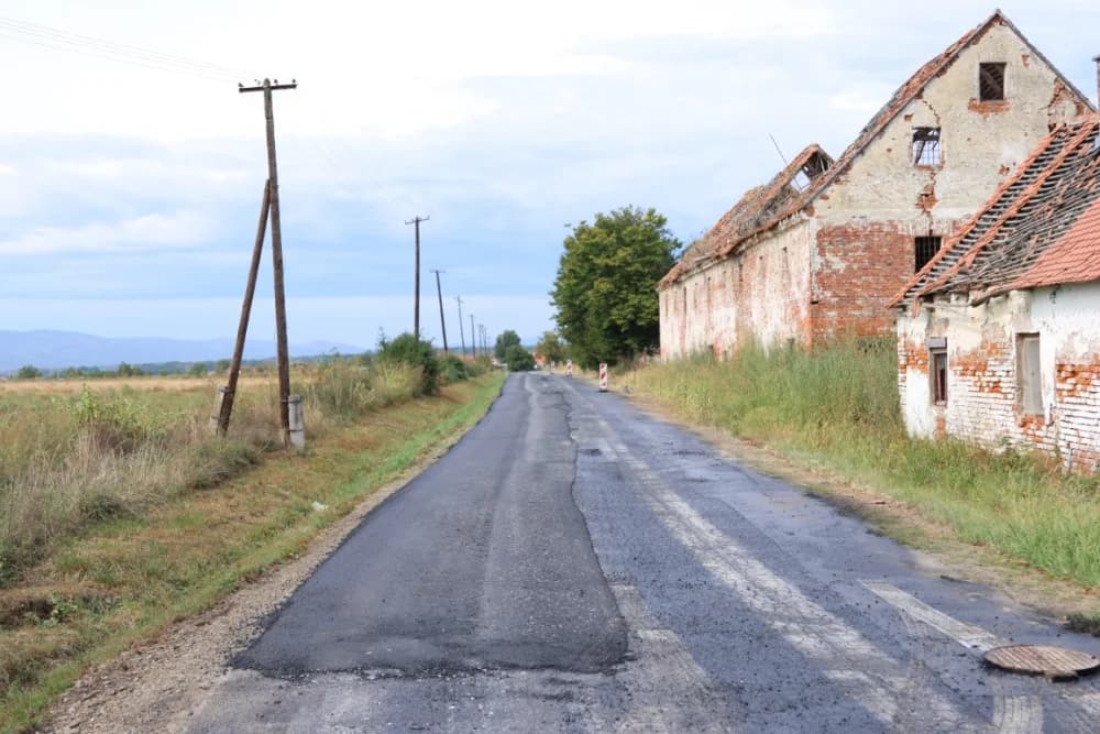 Radni strojevi „okupirali“ prometnicu u Alagincima – proširuje se i novim asfaltom presvlači postojeća cesta, te niveliraju šahtovi
