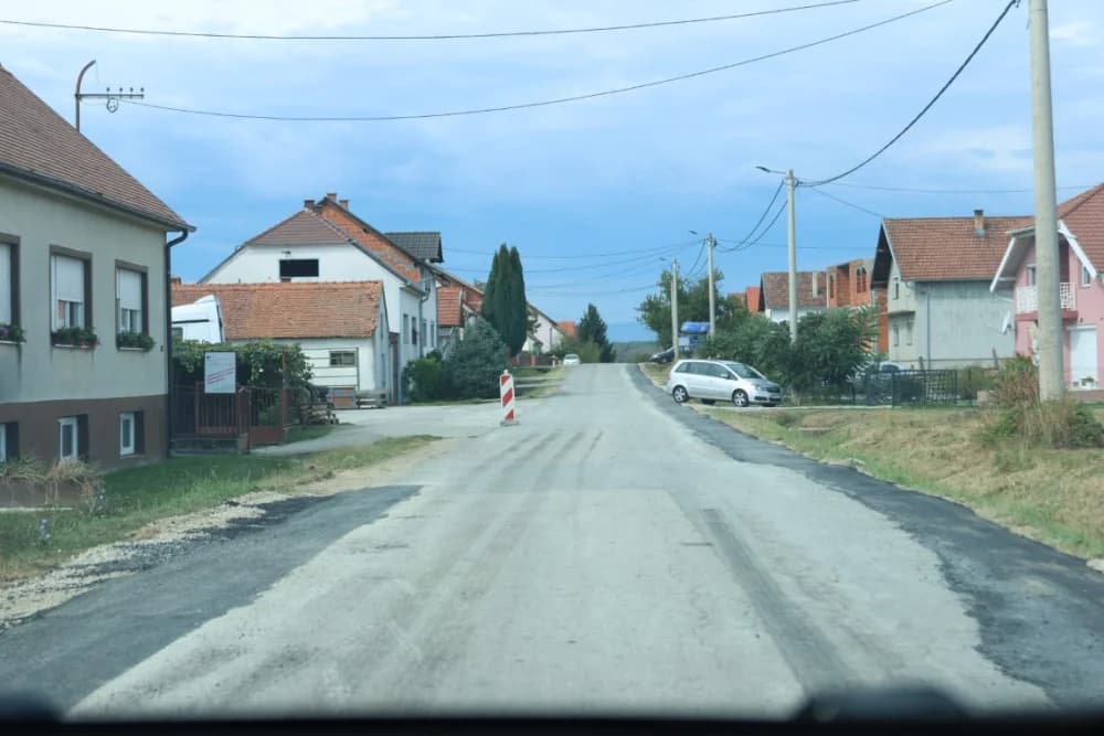 Radni strojevi „okupirali“ prometnicu u Alagincima – proširuje se i novim asfaltom presvlači postojeća cesta, te niveliraju šahtovi